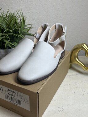 JOURNEE COLLECTION Loretta Ivory Flats Ankle Strap Buckle Shoes - Size 6.5M